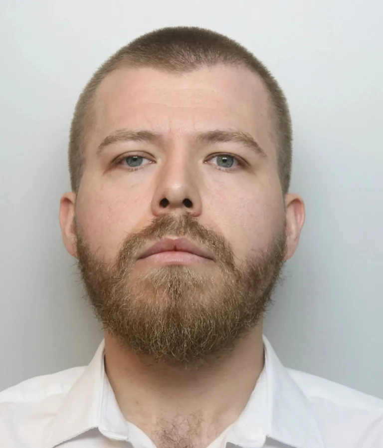 Shoferi përplaset me makinën ndërsa luante bixhoz pas timonit dhe detyron gruan të lindë para kohe