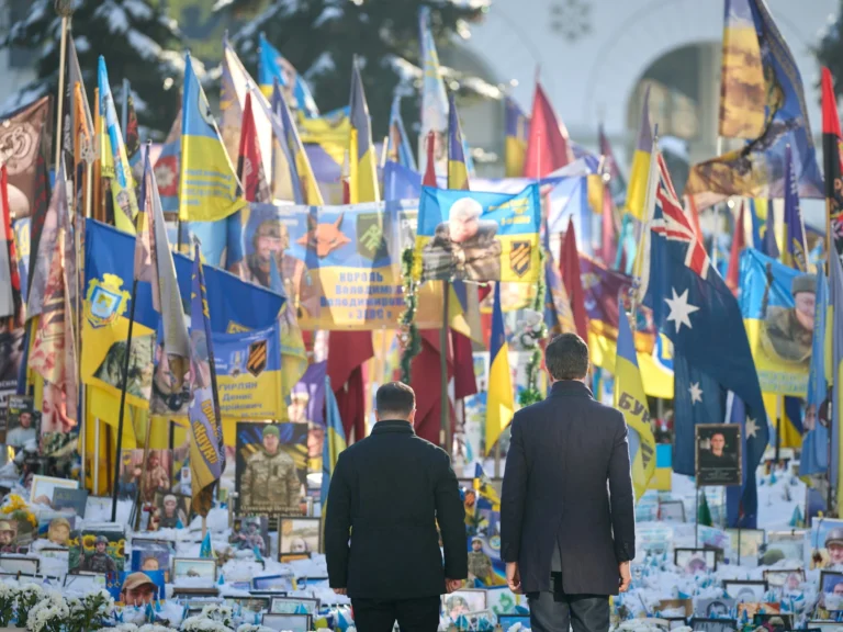 Lufta në Ukrainë ka kaluar 4 vjet: Evropa qëndron e bashkuar, por paqja po zhduket